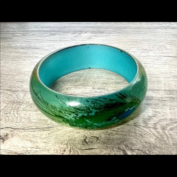 VTG 1960’s “PEACOCK” PERSPEX LUCITE CHUNKY BANGLE BRACELET w/ PAINTED DETAILS - Picture 4 of 12